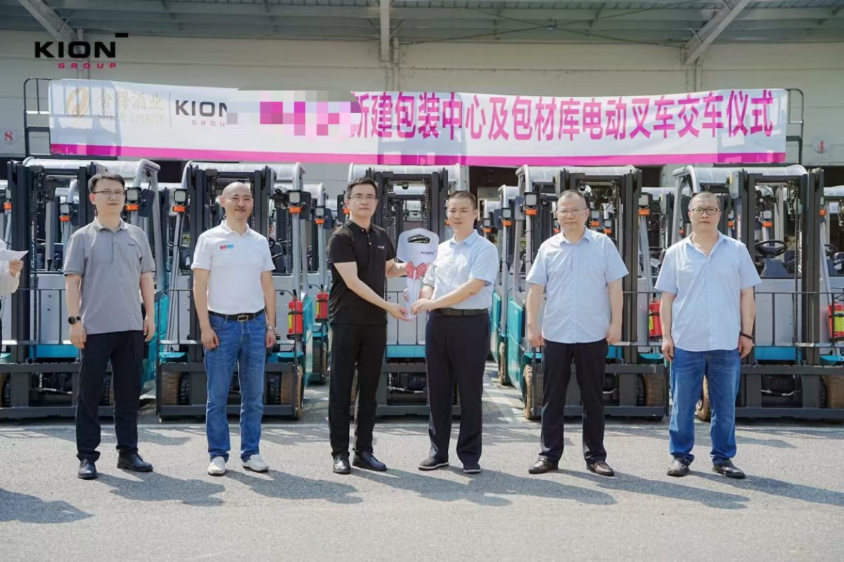 某知名白酒行業電動叉車批量交車